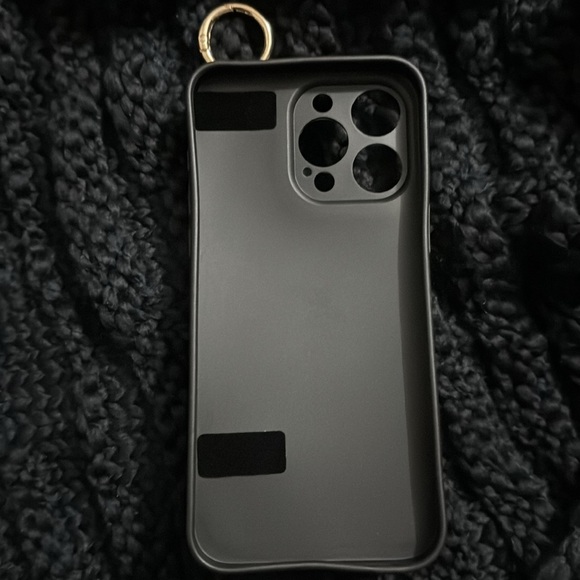 Adorable, stylish iPhone 15 pro max case w/handle - Picture 5 of 5